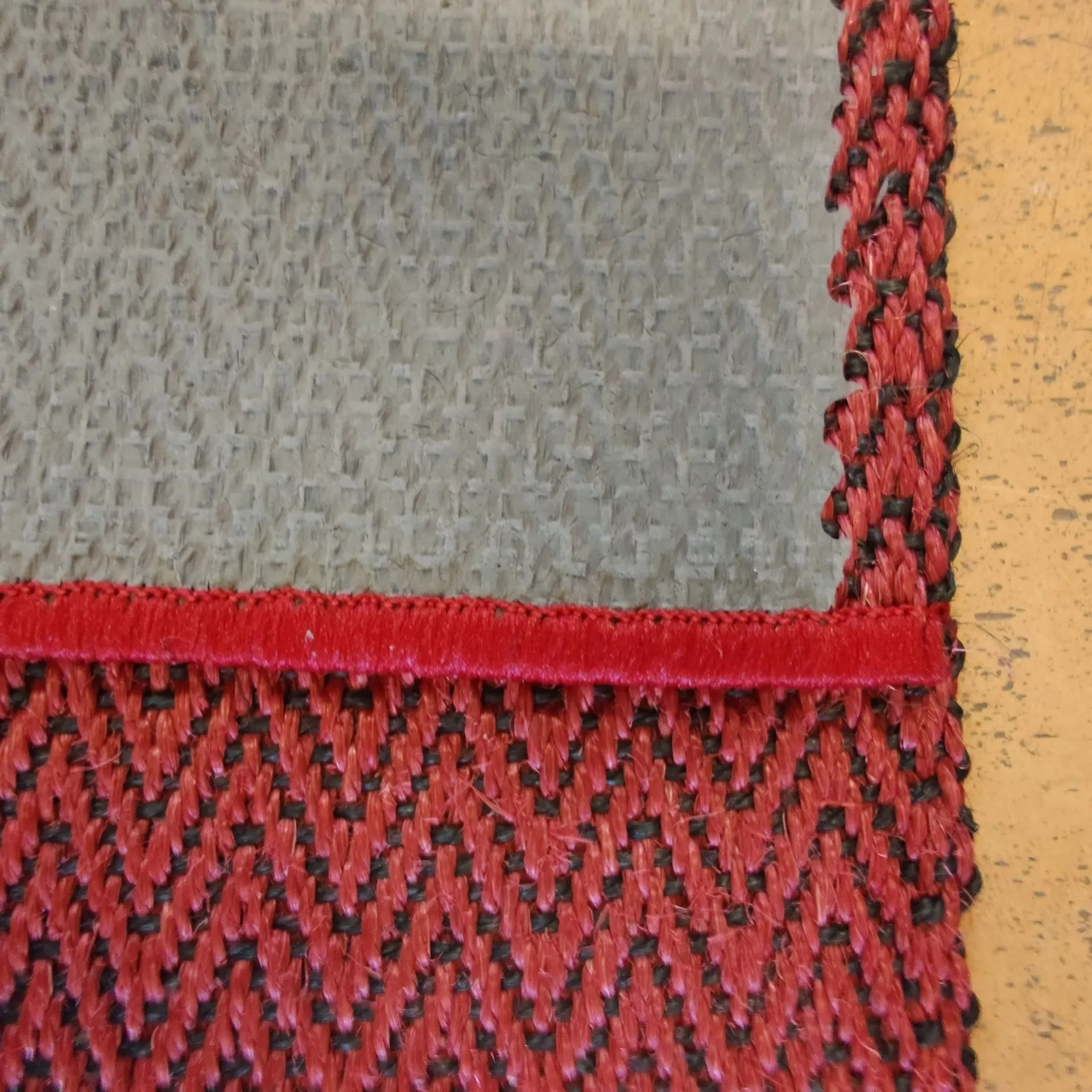 Läufer rot/schwarz gezackt