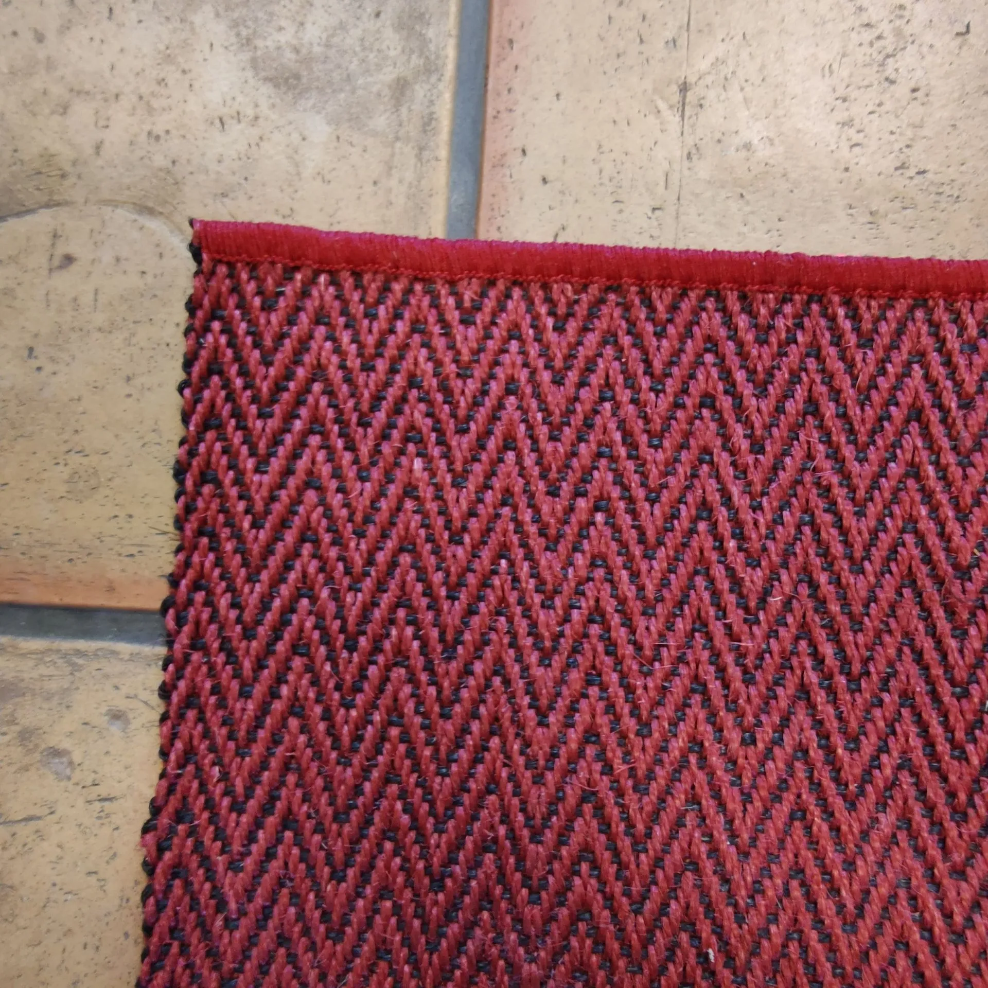 Läufer rot/schwarz gezackt